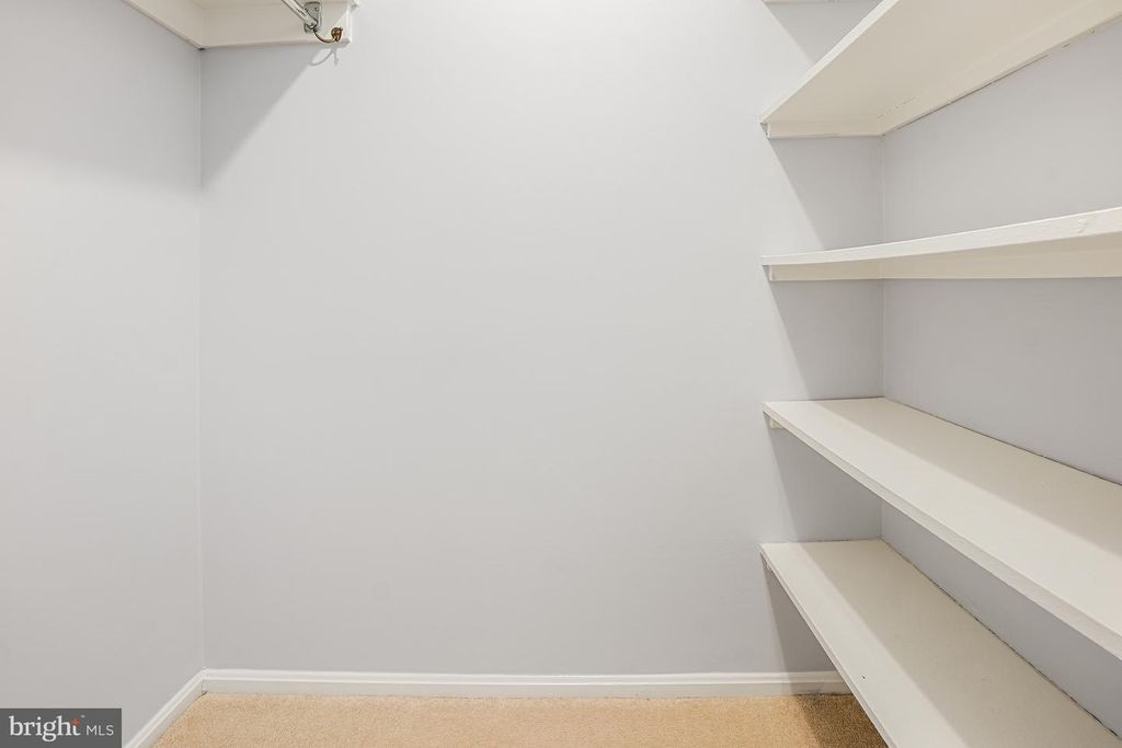 Image 32 of property listing at 5904 MOUNT EAGLE DR #718, Alexandria, VA 22303
