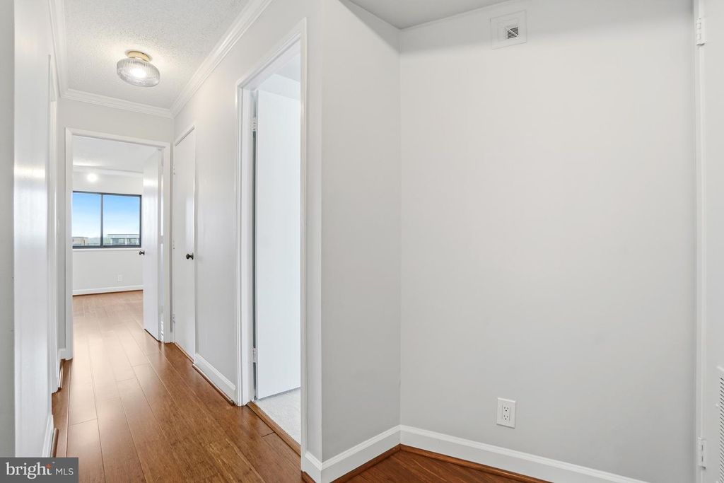 Image 33 of property listing at 5904 MOUNT EAGLE DR #718, Alexandria, VA 22303