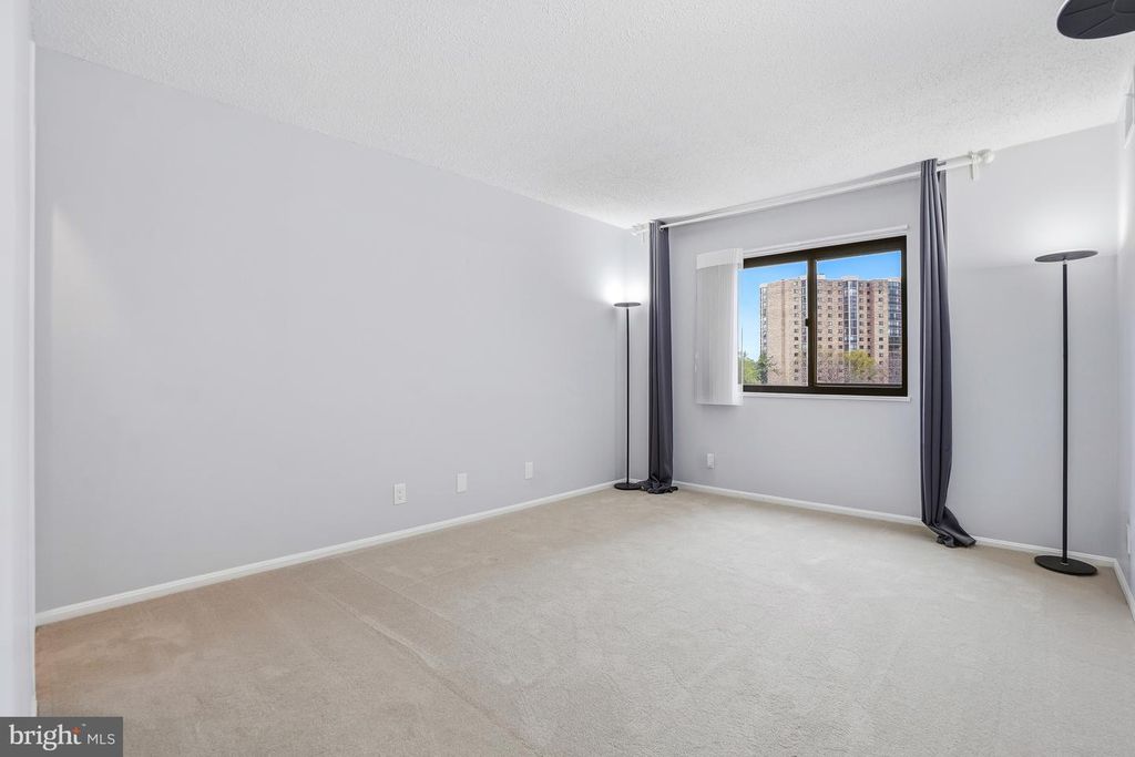 Image 34 of property listing at 5904 MOUNT EAGLE DR #718, Alexandria, VA 22303