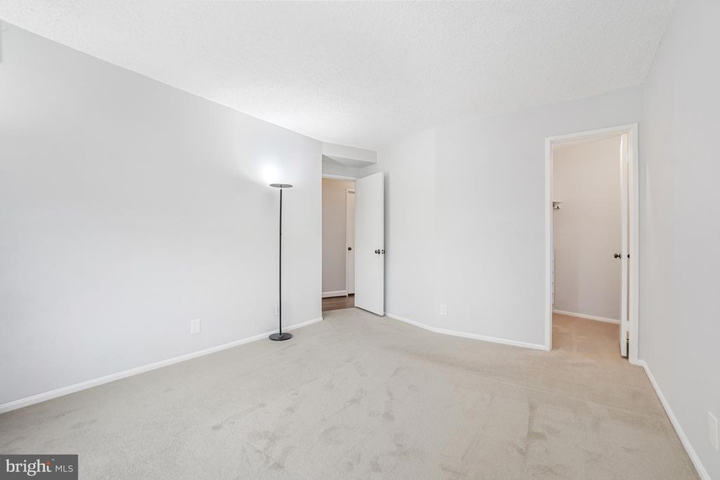 Image 35 of property listing at 5904 MOUNT EAGLE DR #718, Alexandria, VA 22303
