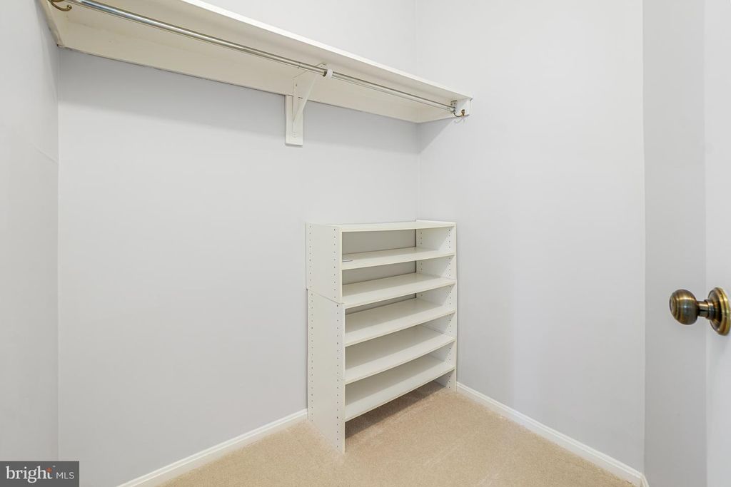 Image 36 of property listing at 5904 MOUNT EAGLE DR #718, Alexandria, VA 22303