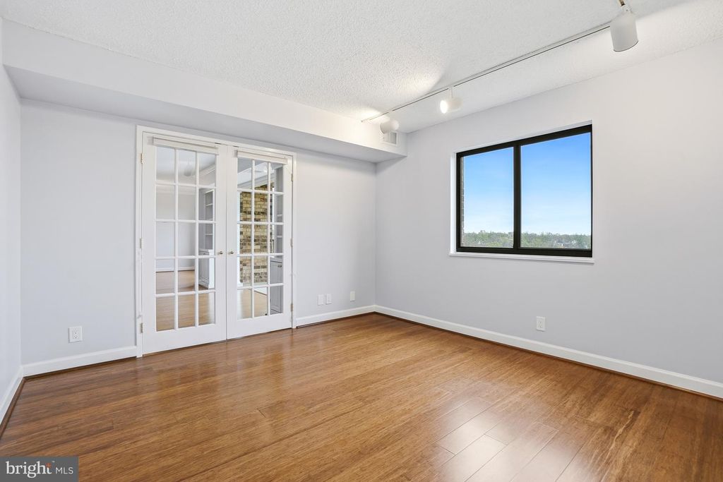 Image 37 of property listing at 5904 MOUNT EAGLE DR #718, Alexandria, VA 22303