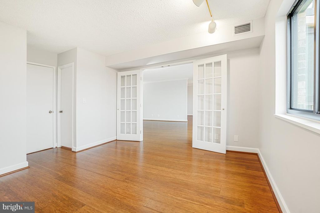 Image 38 of property listing at 5904 MOUNT EAGLE DR #718, Alexandria, VA 22303