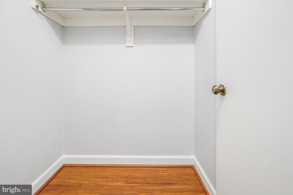 Image 39 of property listing at 5904 MOUNT EAGLE DR #718, Alexandria, VA 22303