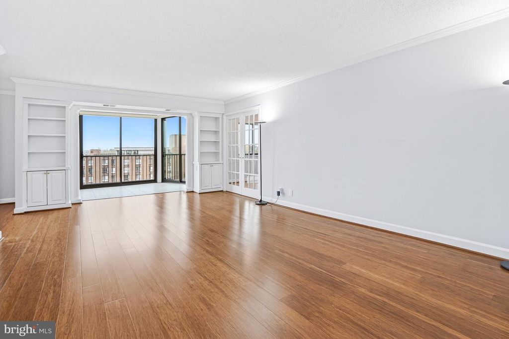 Image 4 of property listing at 5904 MOUNT EAGLE DR #718, Alexandria, VA 22303