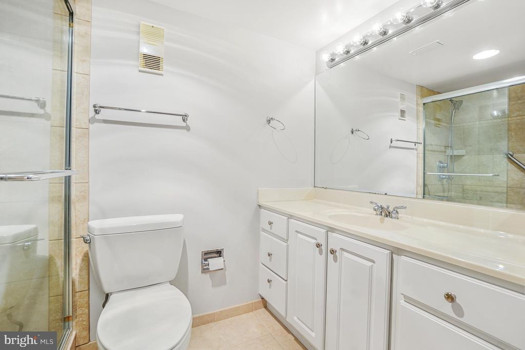 Image 40 of property listing at 5904 MOUNT EAGLE DR #718, Alexandria, VA 22303
