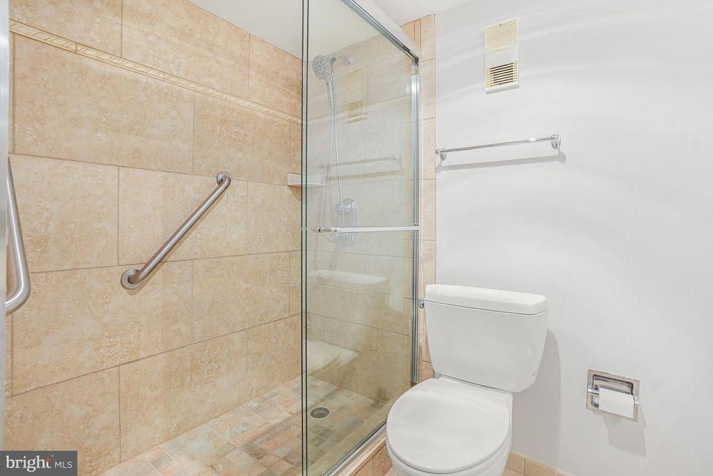 Image 41 of property listing at 5904 MOUNT EAGLE DR #718, Alexandria, VA 22303