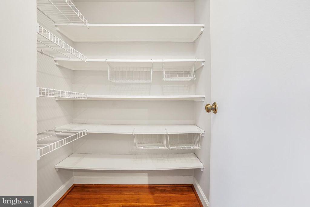 Image 42 of property listing at 5904 MOUNT EAGLE DR #718, Alexandria, VA 22303