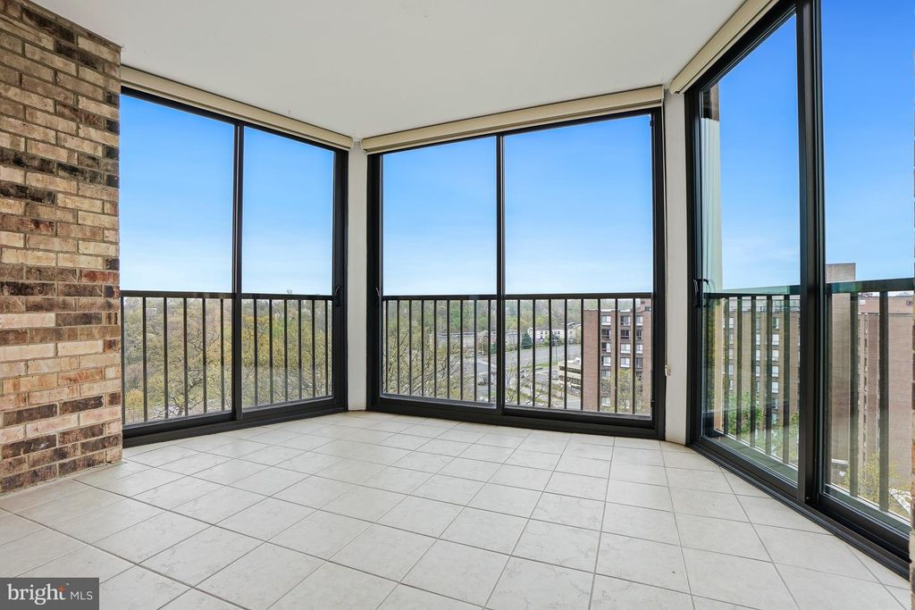 Image 5 of property listing at 5904 MOUNT EAGLE DR #718, Alexandria, VA 22303
