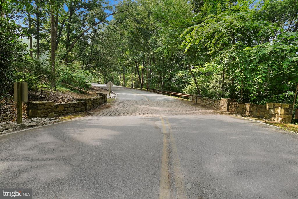 Image 51 of property listing at 5904 MOUNT EAGLE DR #718, Alexandria, VA 22303