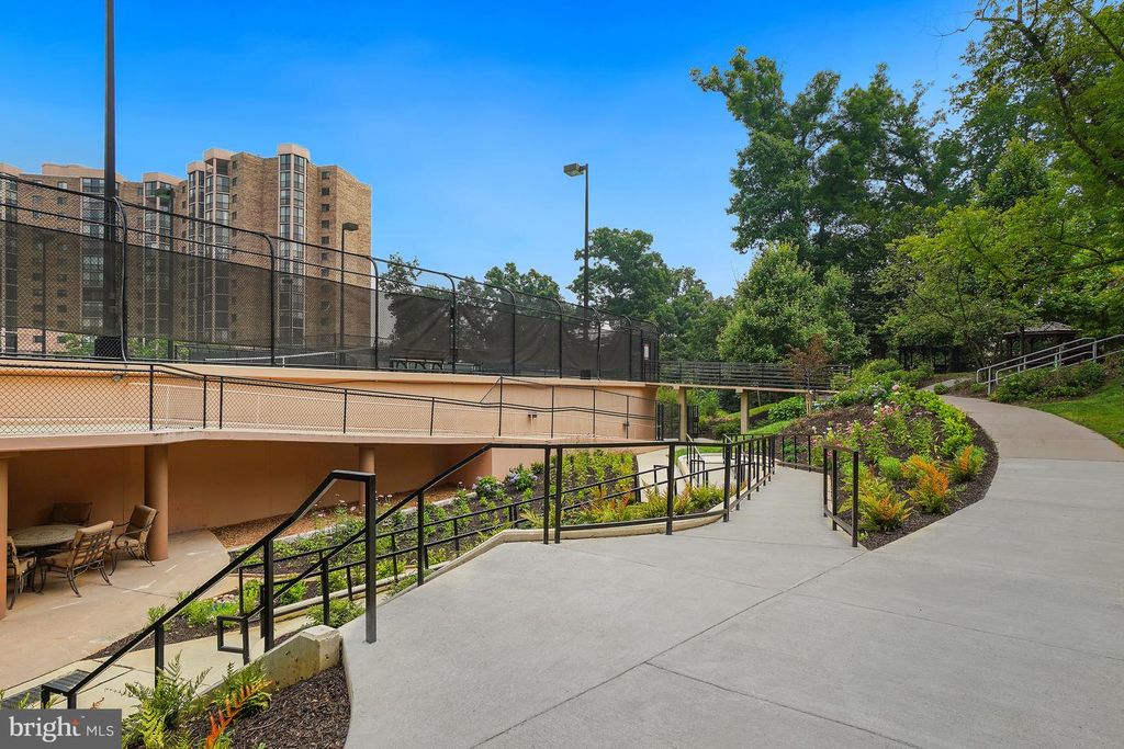 Image 55 of property listing at 5904 MOUNT EAGLE DR #718, Alexandria, VA 22303