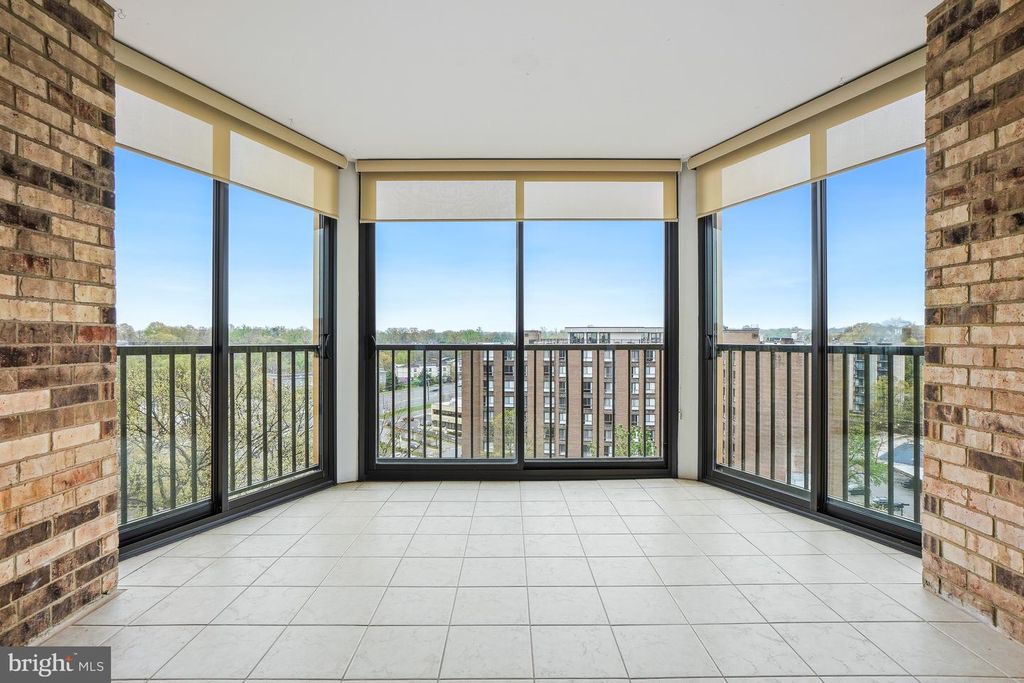 Image 6 of property listing at 5904 MOUNT EAGLE DR #718, Alexandria, VA 22303