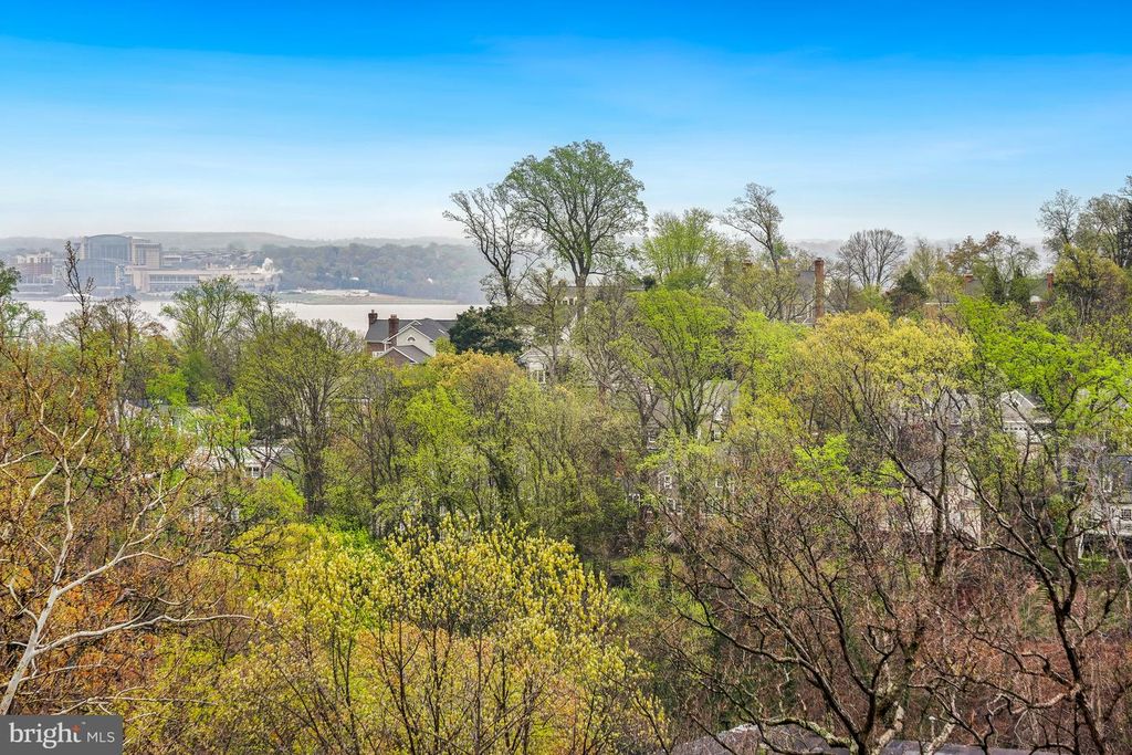 Image 7 of property listing at 5904 MOUNT EAGLE DR #718, Alexandria, VA 22303