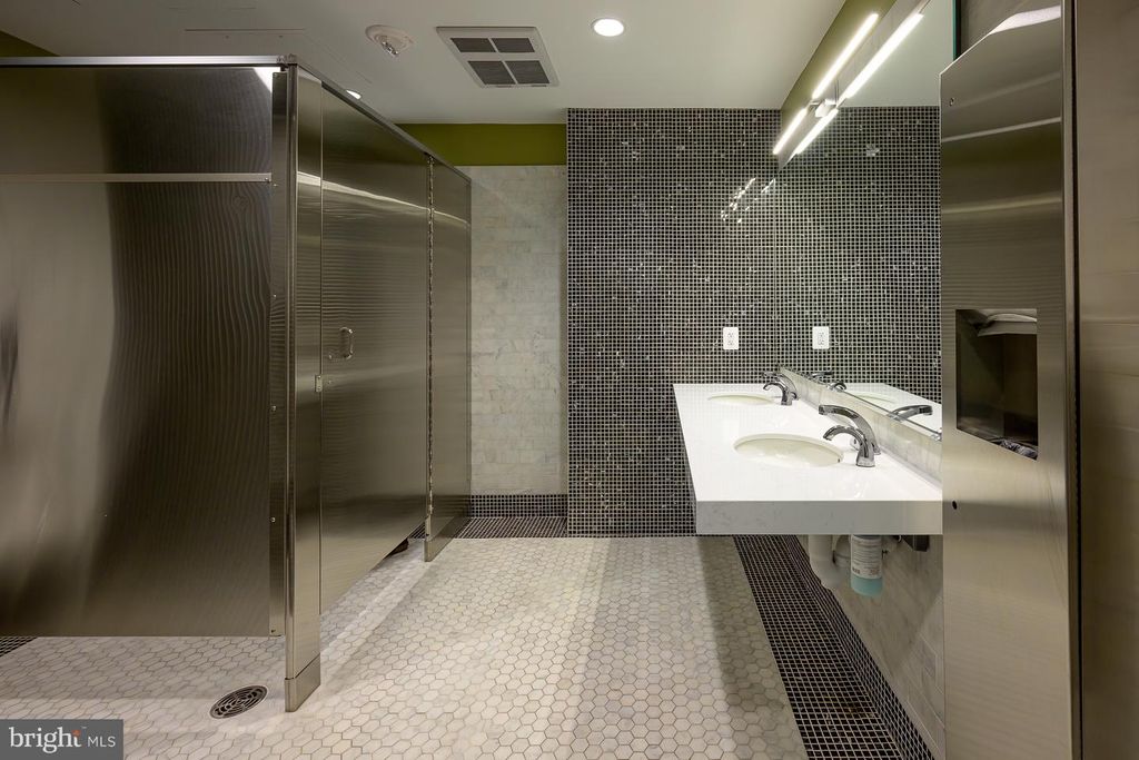 Image 77 of property listing at 5904 MOUNT EAGLE DR #718, Alexandria, VA 22303
