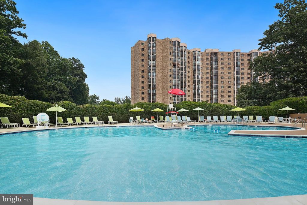Image 80 of property listing at 5904 MOUNT EAGLE DR #718, Alexandria, VA 22303