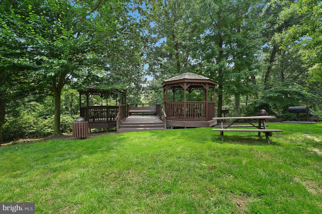 Image 83 of property listing at 5904 MOUNT EAGLE DR #718, Alexandria, VA 22303
