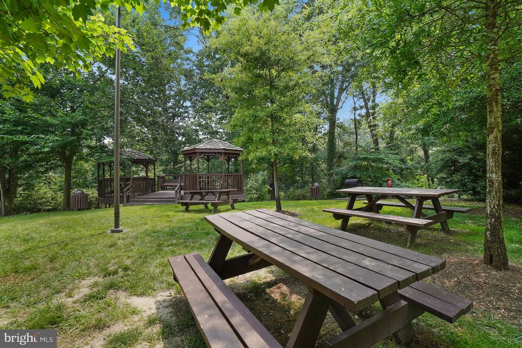 Image 84 of property listing at 5904 MOUNT EAGLE DR #718, Alexandria, VA 22303