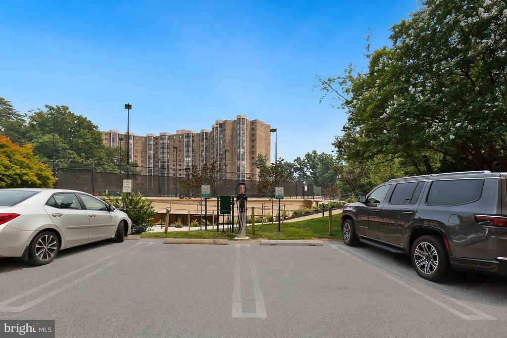 Image 87 of property listing at 5904 MOUNT EAGLE DR #718, Alexandria, VA 22303