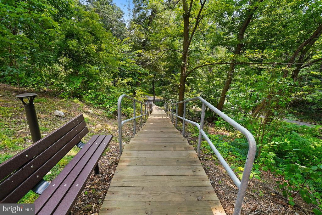 Image 90 of property listing at 5904 MOUNT EAGLE DR #718, Alexandria, VA 22303