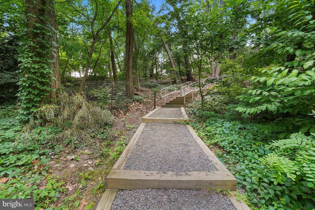 Image 91 of property listing at 5904 MOUNT EAGLE DR #718, Alexandria, VA 22303