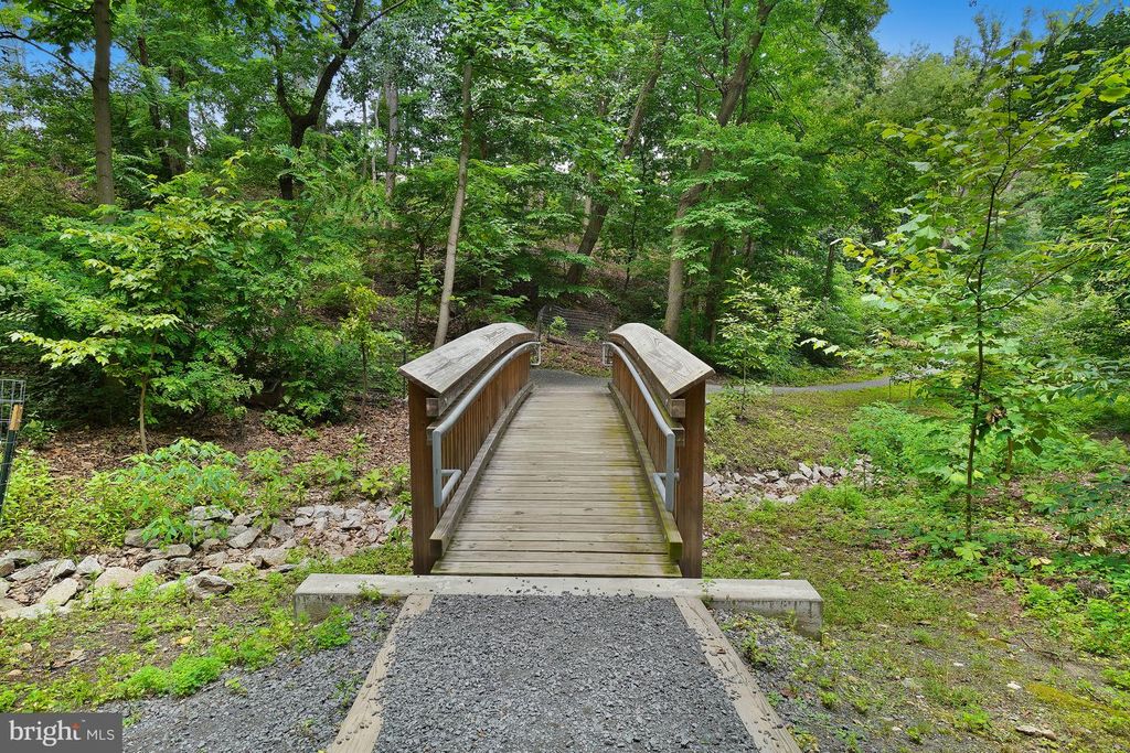 Image 92 of property listing at 5904 MOUNT EAGLE DR #718, Alexandria, VA 22303