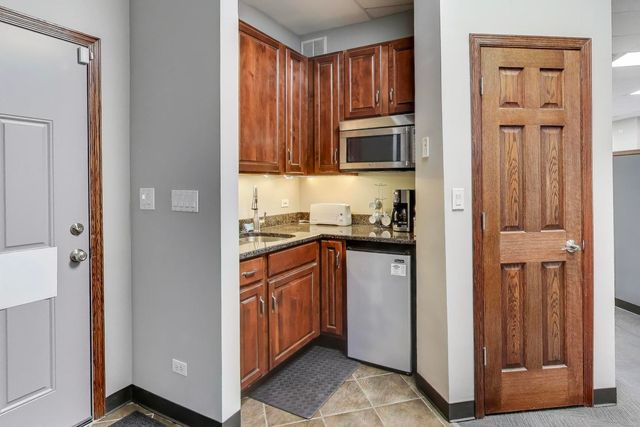 5696 N Milwaukee Avenue, Chicago, IL 60646