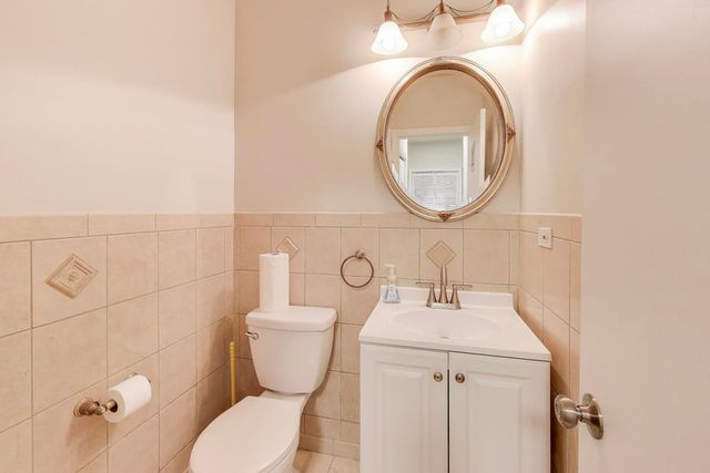 5696 N Milwaukee Avenue, Chicago, IL 60646