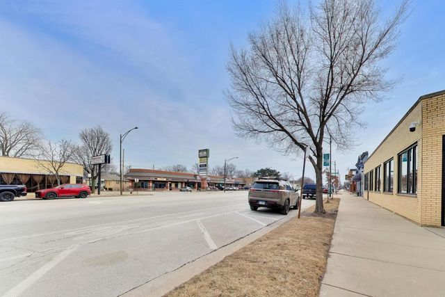 5696 N Milwaukee Avenue, Chicago, IL 60646