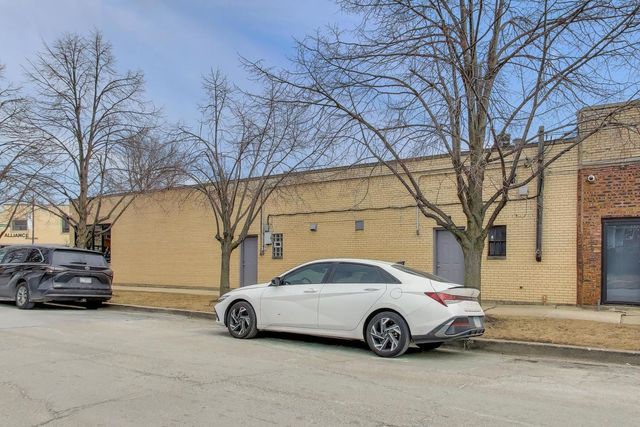 5696 N Milwaukee Avenue, Chicago, IL 60646