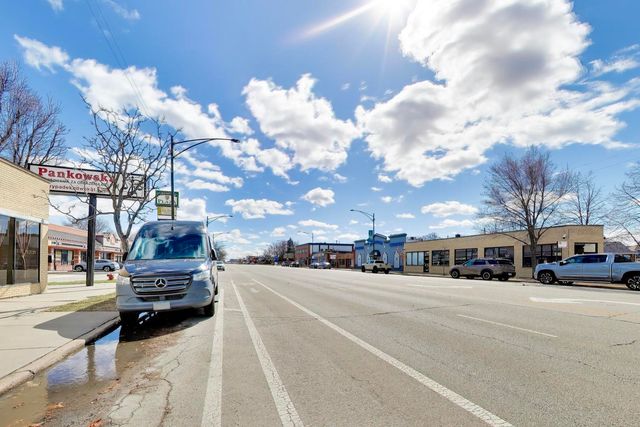 5696 N Milwaukee Avenue, Chicago, IL 60646