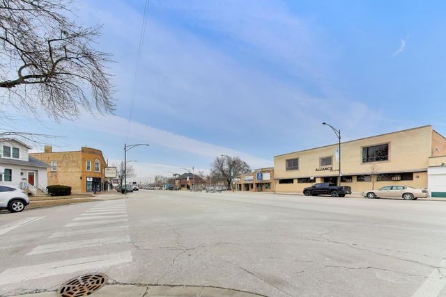 5696 N Milwaukee Avenue, Chicago, IL 60646