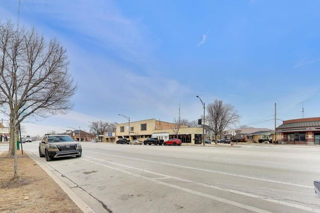 5696 N Milwaukee Avenue, Chicago, IL 60646