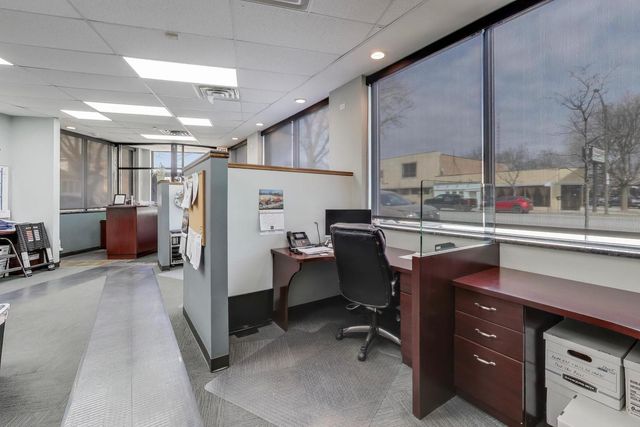 5696 N Milwaukee Avenue, Chicago, IL 60646