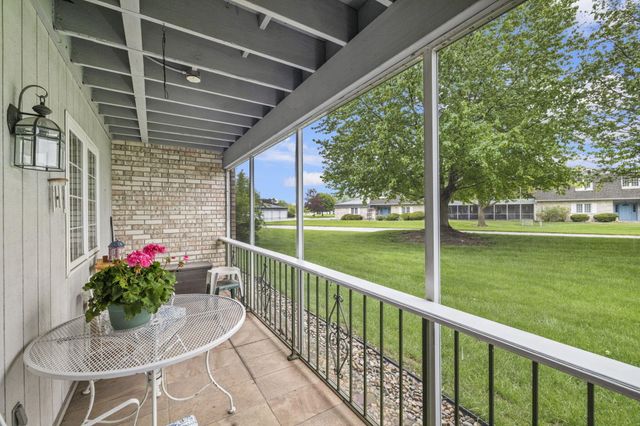 690 Hidden Oak Trail 1a, Hobart, IN 46342