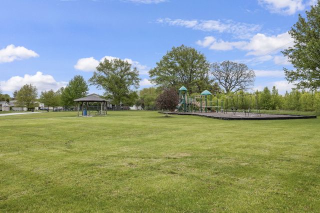 690 Hidden Oak Trail 1a, Hobart, IN 46342