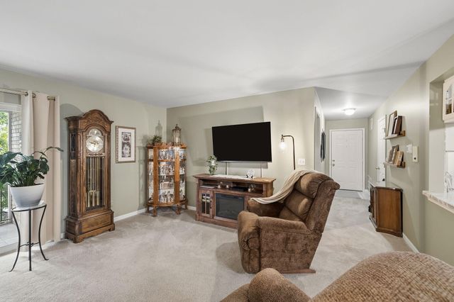 690 Hidden Oak Trail 1a, Hobart, IN 46342
