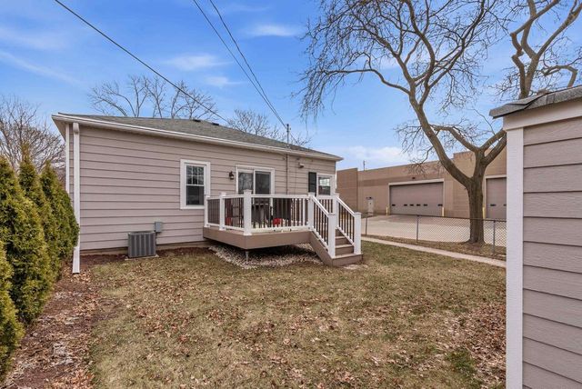 5001 N Bay Ridge Avenue, Whitefish Bay, WI 53217