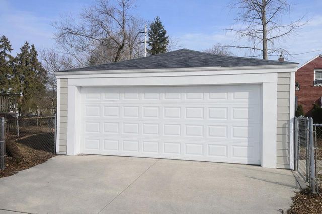 5001 N Bay Ridge Avenue, Whitefish Bay, WI 53217