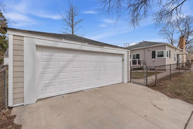 5001 N Bay Ridge Avenue, Whitefish Bay, WI 53217