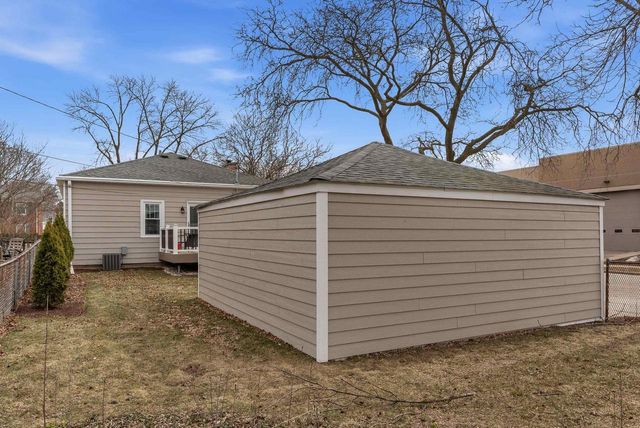 5001 N Bay Ridge Avenue, Whitefish Bay, WI 53217