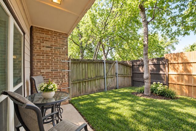 7107 Holly Hill Drive 17, Dallas, TX 75231