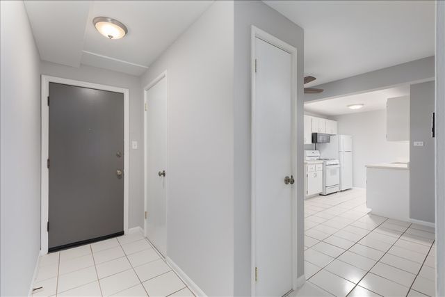 5740 East Avenue 1C, Countryside, IL 60525