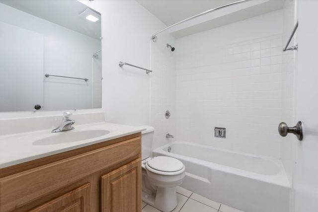 5740 East Avenue 1C, Countryside, IL 60525