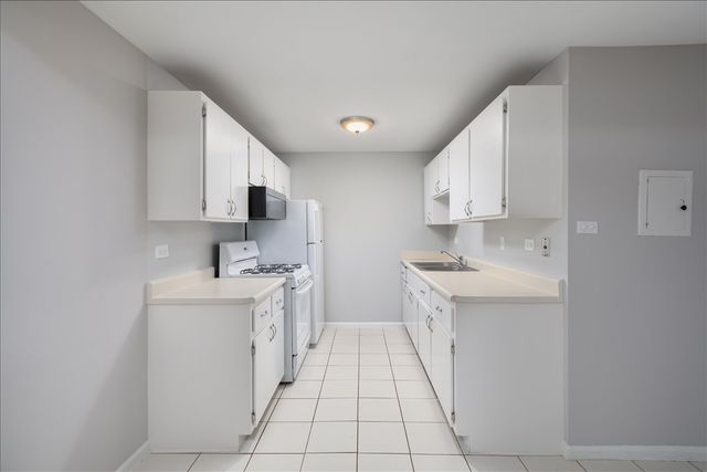 5740 East Avenue 1C, Countryside, IL 60525