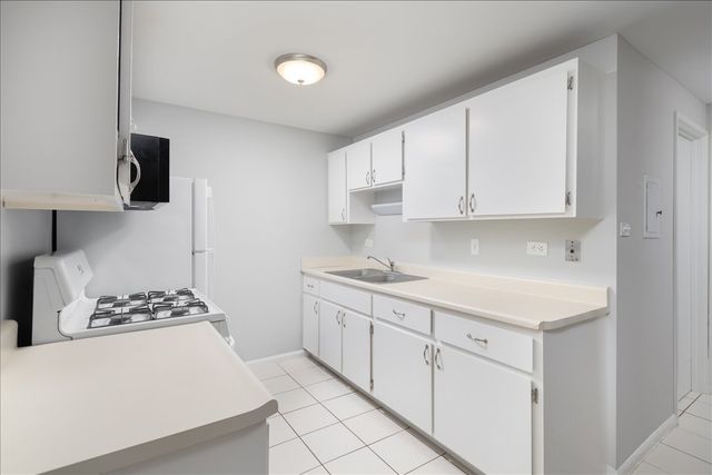 5740 East Avenue 1C, Countryside, IL 60525