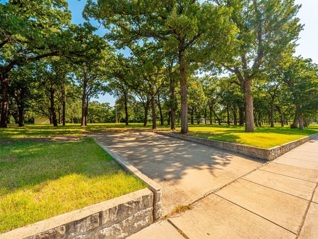 2801 Russell Road, Arlington, TX 76001