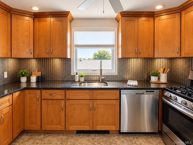 537 E Park Avenue Upper, Long Beach, NY 11561