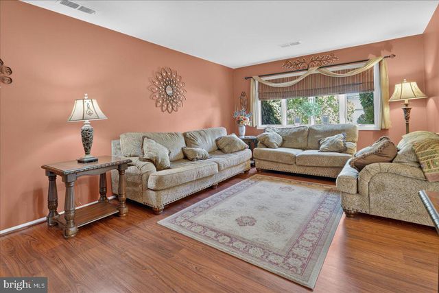 12 VIRGINIA STREET, Kendall Park, NJ 08824