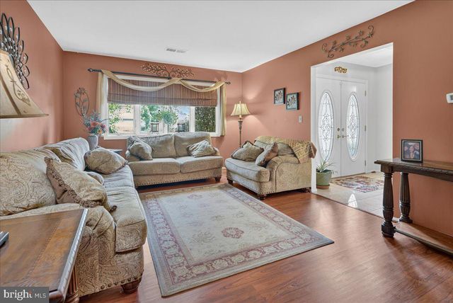12 VIRGINIA STREET, Kendall Park, NJ 08824