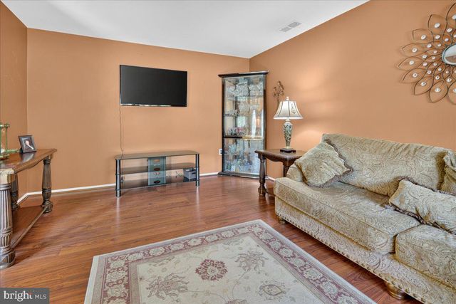 12 VIRGINIA STREET, Kendall Park, NJ 08824